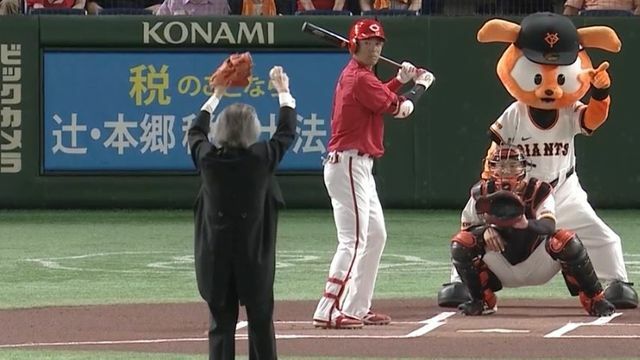 タクトを振るうかのように振りかぶった指揮者・小林研一郎さん(画像:日テレジータス)