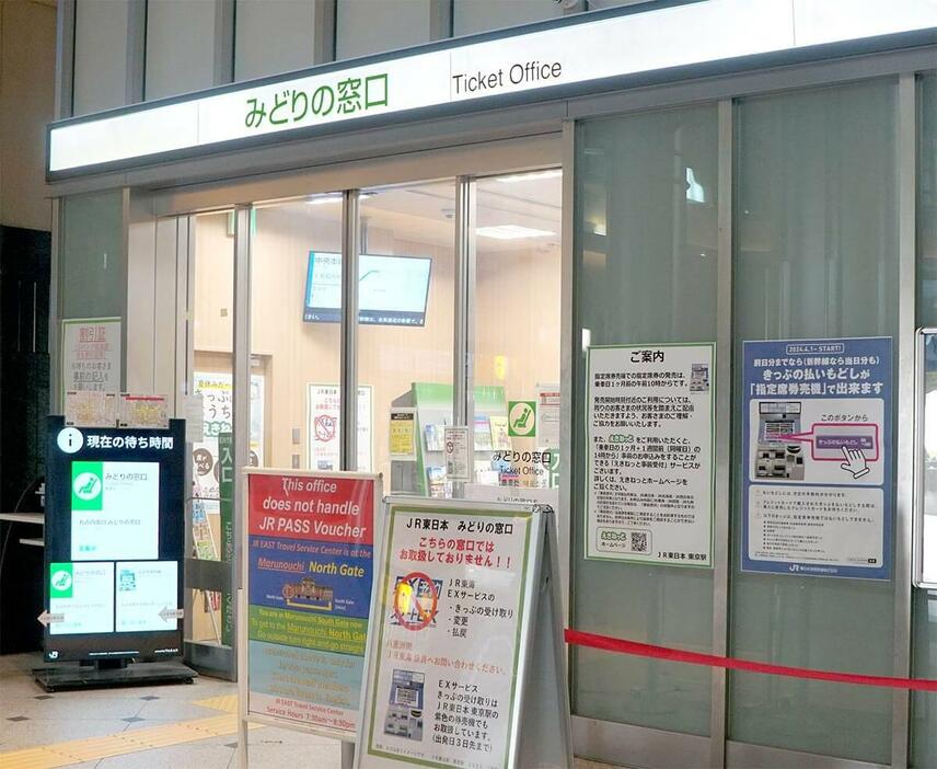 Suicaの返却はみどりの窓口で行いますが、小さな駅にみどりの窓口はなく、大きな駅の場合は、訪日外国人観光客などで非常に混雑していますのでご注意ください（筆者撮影）