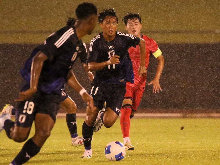 U-18日本代表MF嶋本悠大(大津高)がドリブルで攻め上がる(Taro YOSHIDA)