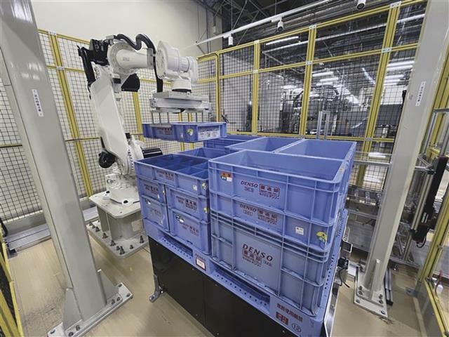 ロボットが自動的に荷物を積む仕組みの実証も進めている