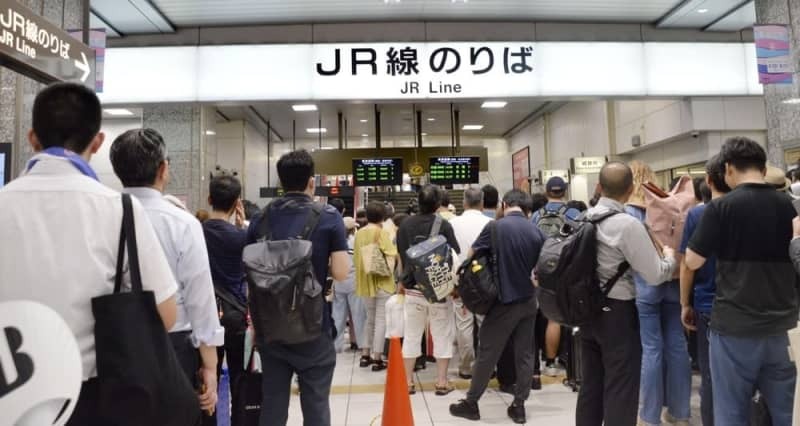 ＪＲ浜松駅で在来線に乗り換えるため、列に並ぶ利用客＝７月２２日