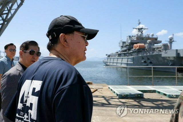 昨年の夏休みに慶尚南道・鎮海の海軍基地を訪れた尹大統領。2010年に北朝鮮に撃沈された韓国海軍哨戒艦「天安」を示す「PCC772」とプリントされたTシャツと帽子を着用している（大統領室提供）＝（聯合ニュース）≪転載・転用禁止≫