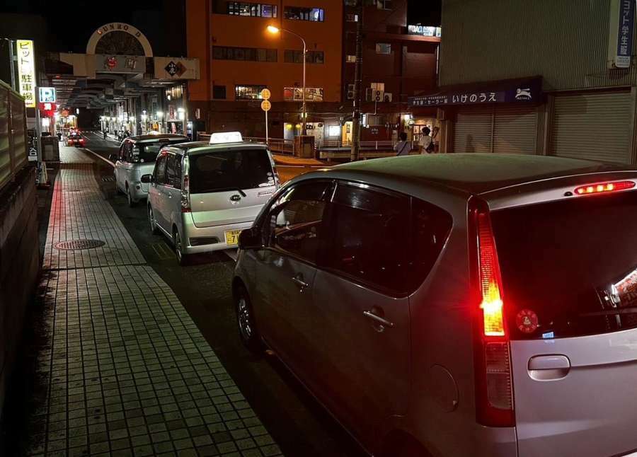 運転代行業者が並ぶ繁華街＝鹿屋市向江町