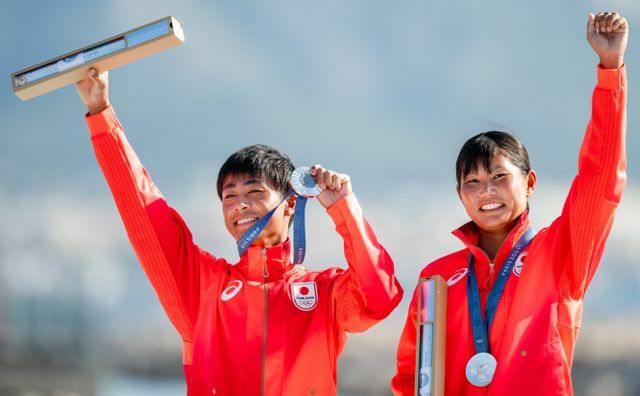 セーリング混合470級で銀メダルを獲得した（左）岡田奎樹選手（右）吉岡美帆選手（写真：アフロ）