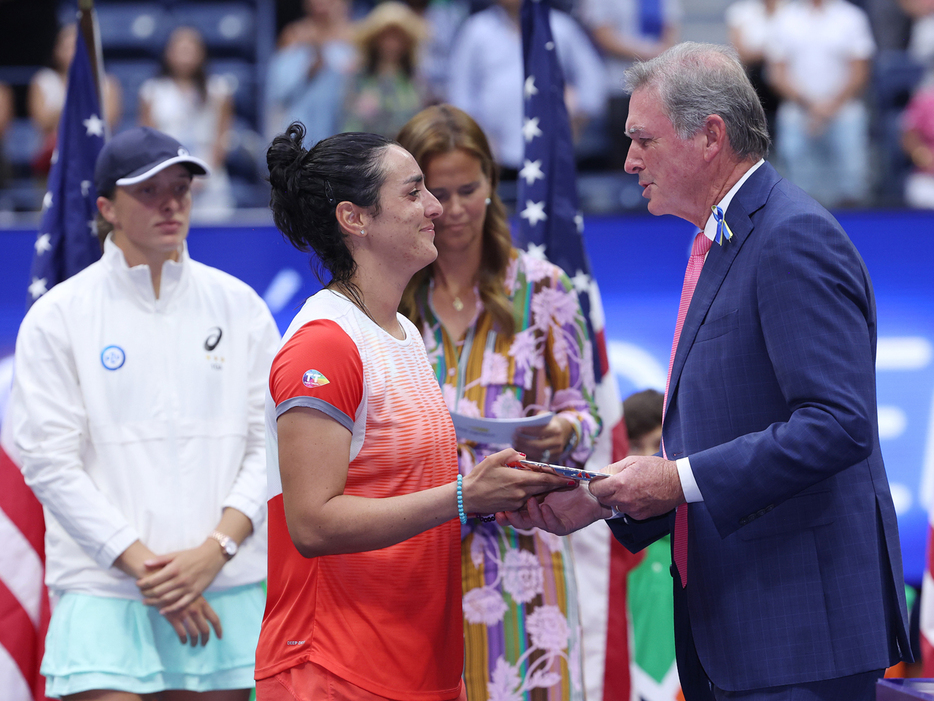 写真は2022年USオープン（アメリカ・ニューヨーク）の女子シングルス表彰式で準優勝プレートを受け取るオンス・ジャバー（チュニジア／左）（Getty Images）