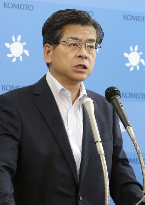 記者会見する公明党の石井幹事長＝23日午前、国会