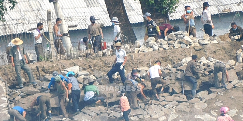 （参考写真） 手作業で鴨緑江堤防の補修作業をする北朝鮮住民たち。職場と女性同盟から動員された人々と見られる。2021年中旬、中国側で平安北道を撮影アジアプレス