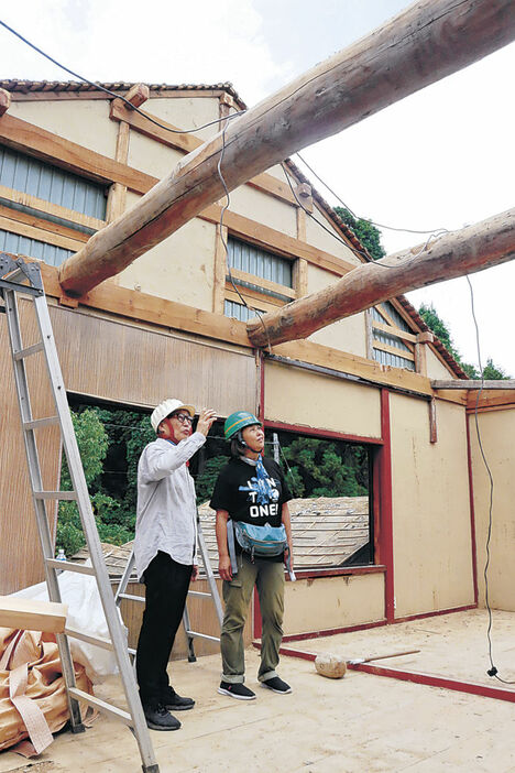 安藤代表理事（左）からはりの再利用の説明を受ける荒井さん＝氷見市阿尾