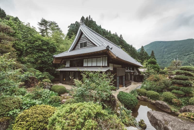 手入れされた庭園に囲まれた「大家」（ＥＤＧＥ提供）