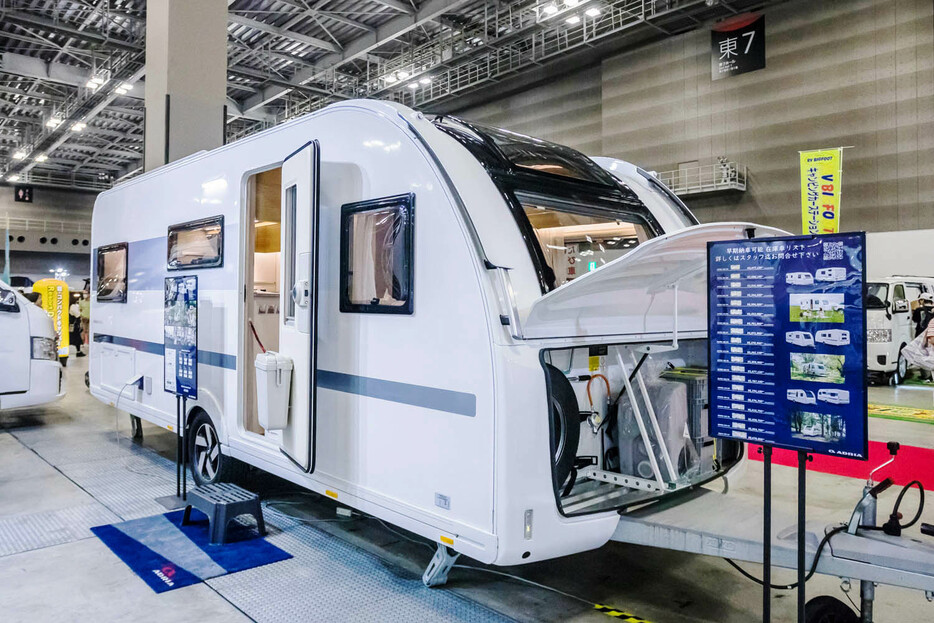 ADRIA ADORA 542 UL：全長約7.5m×全幅約2.3mと大型のキャンピングトレーラー