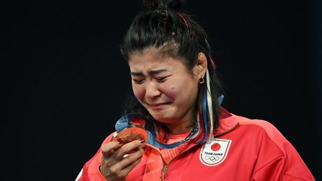 表彰台で銅メダルを手にし感極まる尾崎野乃香選手(AFP＝時事)