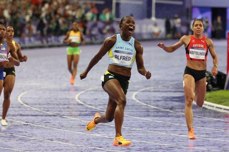 女子100mを制し、母国に初の五輪金メダルをもたらしたアルフレッド（セントルシア）