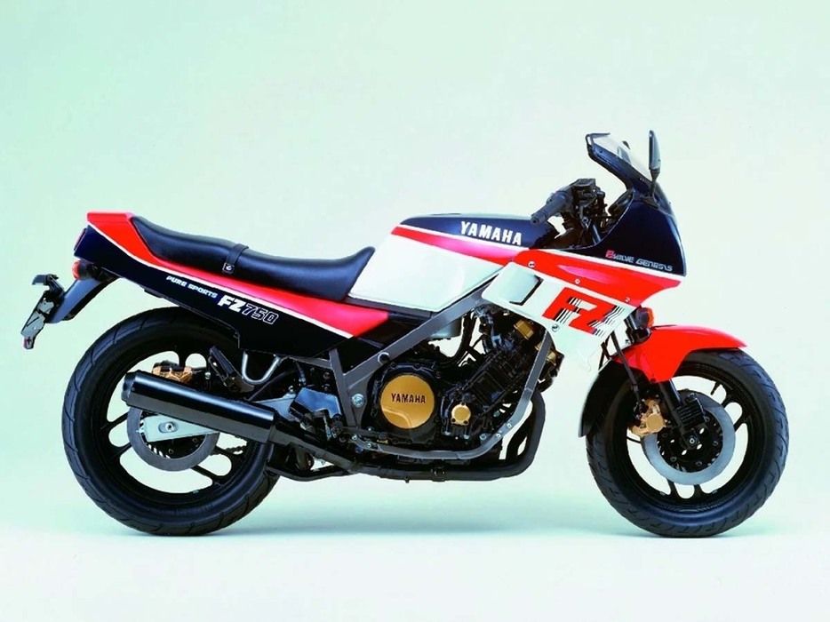 ヤマハのジェネシスコンセプトの始まりは、1985年に発売されたFZ750。45°シリンダーが前傾したエンジンが特徴だ。