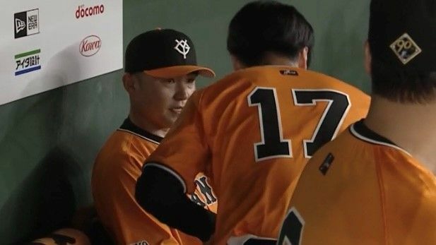 巨人・西舘勇陽投手と話す杉内俊哉コーチ(画像:日テレジータス)