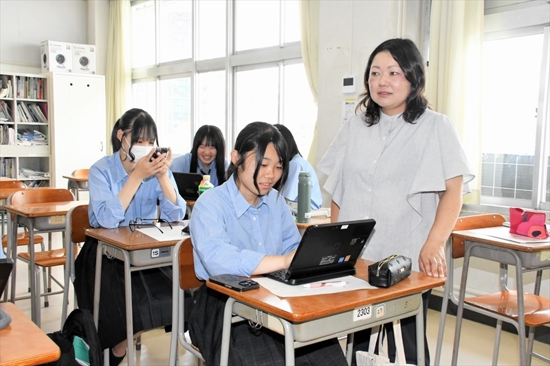 レモネードスタンド開催に向け、生徒と準備を進める佐藤さん（右端）