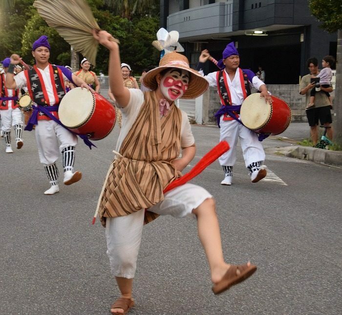 伊佐青年会で初めてサンダーを務める石川愛さん＝16日、宜野湾市伊佐