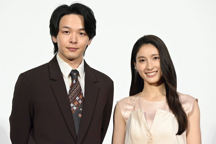 ドラマ「Shrink―精神科医ヨワイ―」出演者会見の様子。左から中村倫也、土屋太鳳。