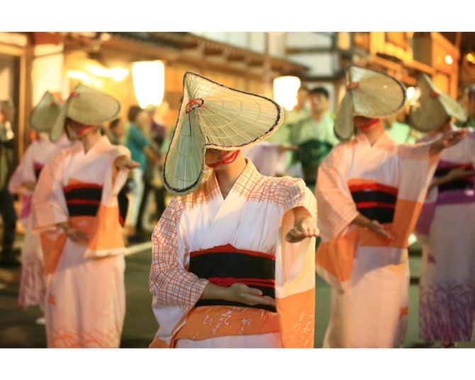 味わいのある唄に合わせて踊り手たちが情緒豊かに踊り歩く「越中⼋尾おわら⾵の盆」