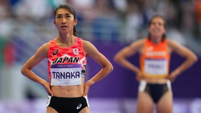 1500ｍ準決勝を終えてビジョンをみつめる田中希実選手(写真：ロイター/アフロ)