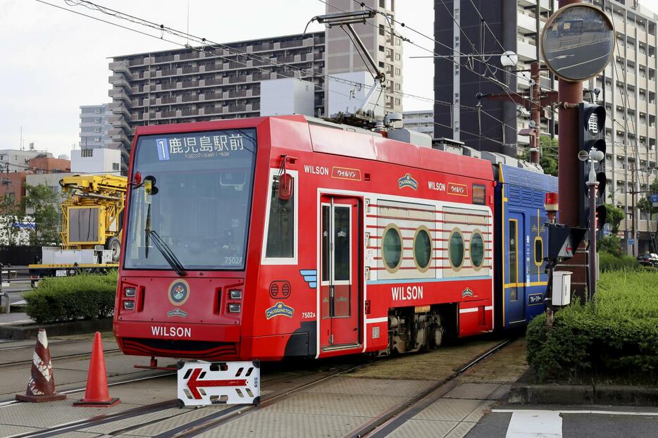 脱線した鹿児島市交通局の路面電車＝3日午後5時5分ごろ、鹿児島市