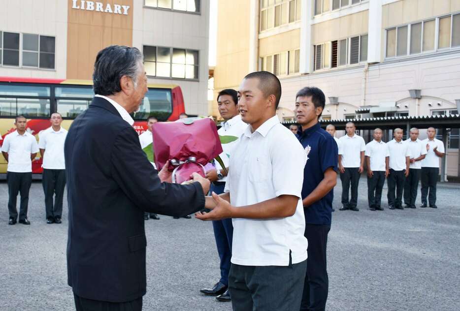 花束を贈られる神村学園の川下晃汰主将＝２２日、いちき串木野市