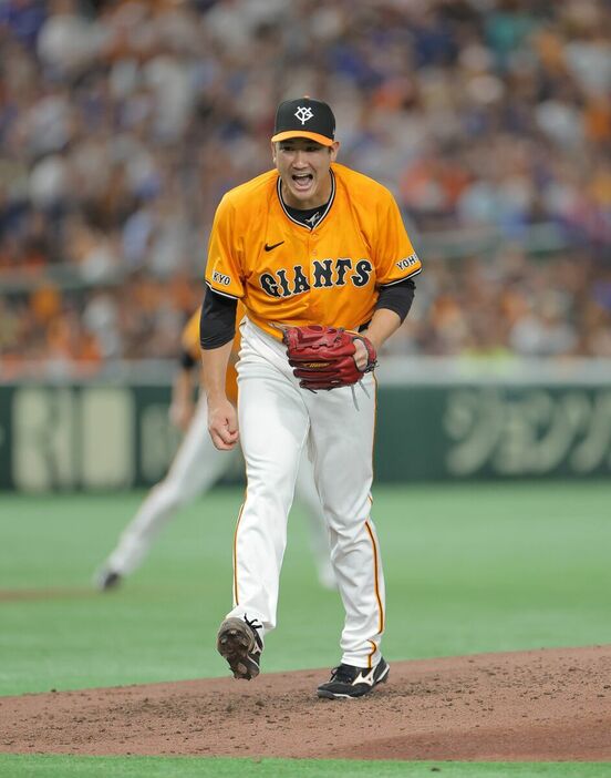 ５回２死二塁、村松開人を空振り三振に仕留め、雄たけびを上げる菅野智之（カメラ・相川　和寛）