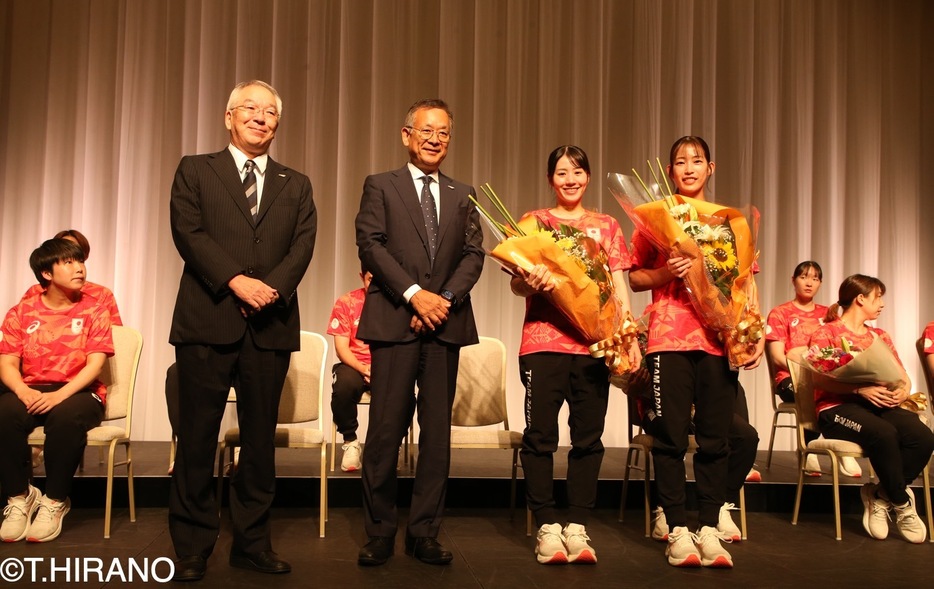 日本協会の村井満会長（左から2人目）と朝倉康善副会長から花束を受け取った、女子ダブルス銅メダリストの志田千陽（右から2人目）／松山奈未