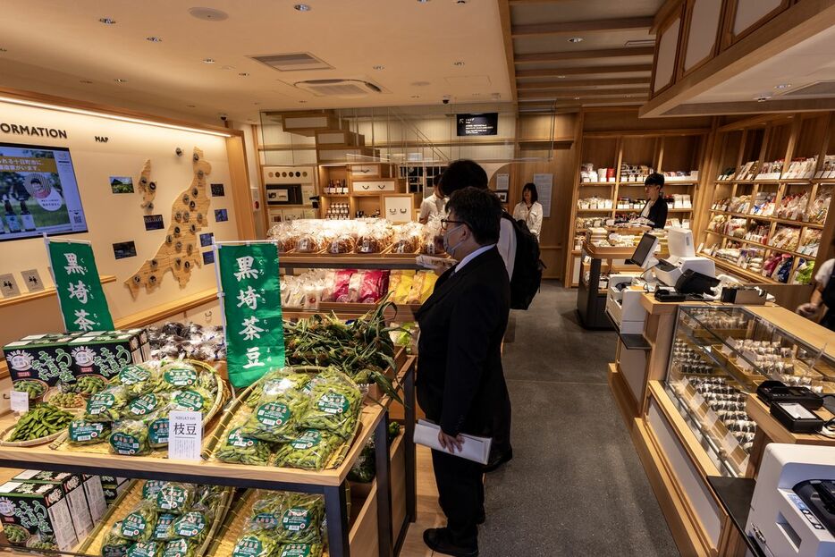 野菜や肉・魚など生鮮品も充実の食品コーナー