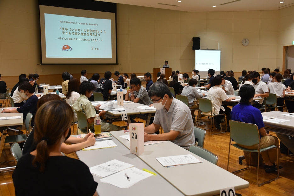 命の安全教育について講演する艮准教授=岡山県津山市で