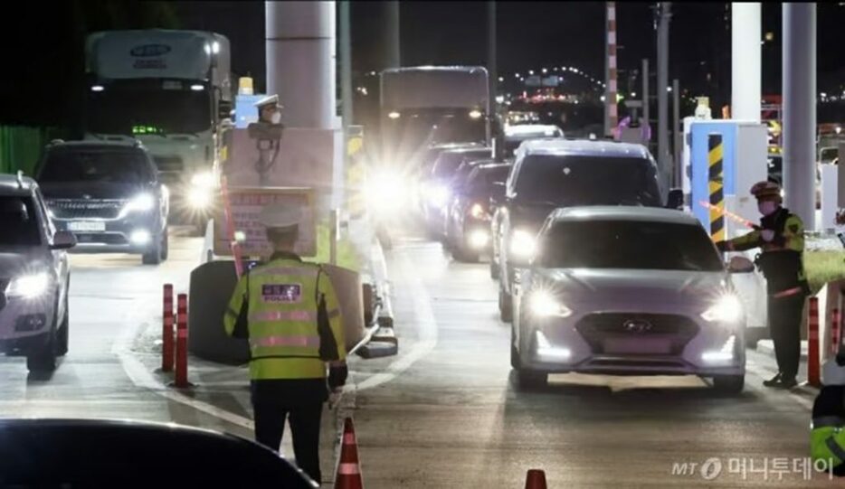 飲酒取り締まりを実施する韓国警察(c)NEWSIS