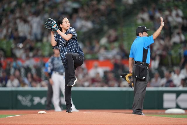 始球式に登場した浅田真央さん（©SEIBU Lions）