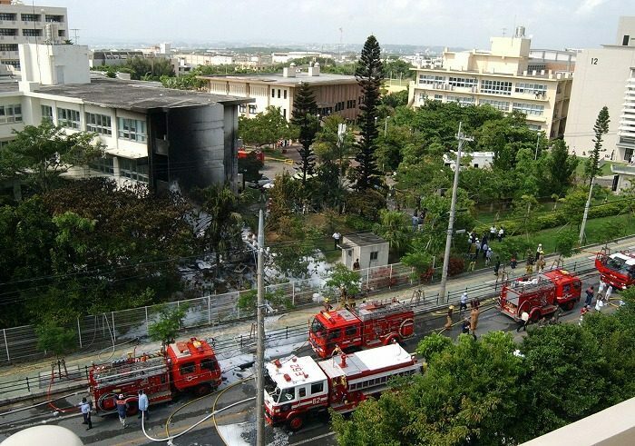 米軍ヘリが墜落した現場＝2004年8月13日、宜野湾市の沖縄国際大学