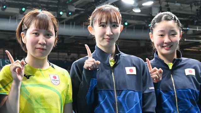 卓球女子団体の初戦に勝利をした(左から)平野美宇選手、早田ひな選手、張本美和選手(写真：松尾/アフロスポーツ)