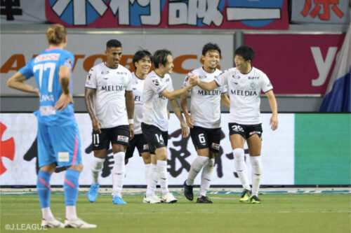 J1第29節で鳥栖と湘南が対戦した [写真]=J.LEAGUE