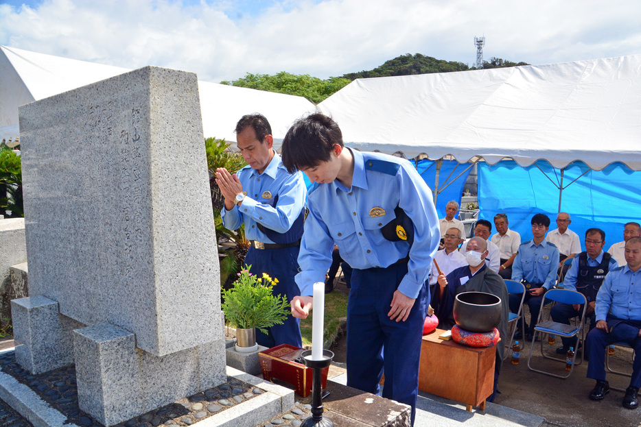 慰霊碑に手を合わせる署員＝館山