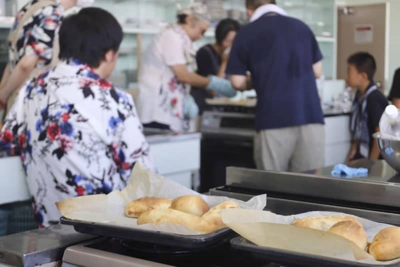 開かれた交流イベントで焼き上がったピロシキ＝２０２３年８月、北海道函館市