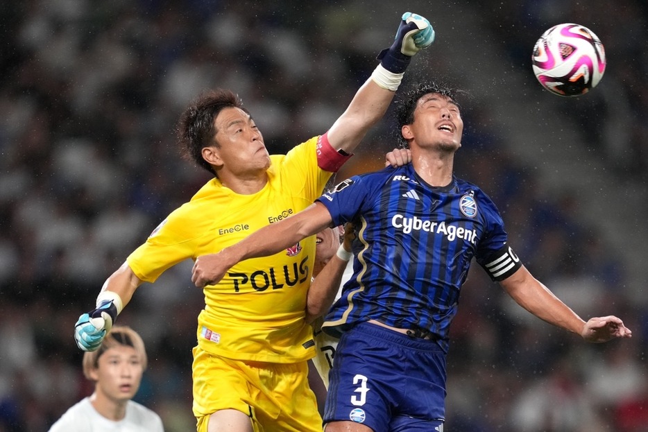 西川周作（左）はファインセーブの連続でチームをもり立てた（写真◎J.LEAGUE）