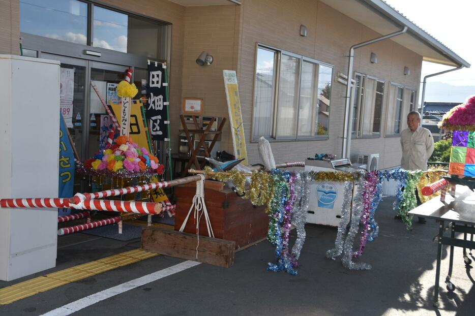 17日朝、「封鎖」された公民館前を確認する植田さん