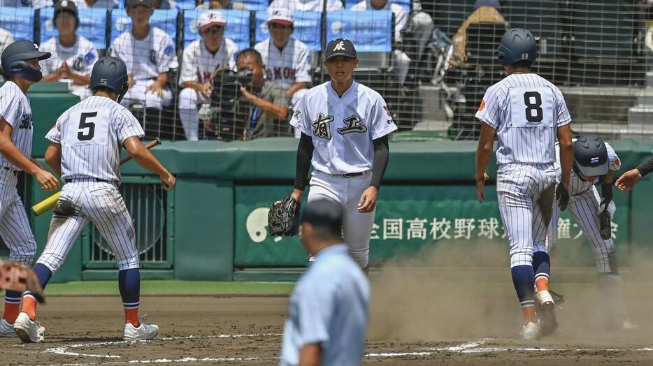 有田工―滋賀学園　8回表、適時打と失策で2点を勝ち越された有田工の2番手田中（中央）＝甲子園