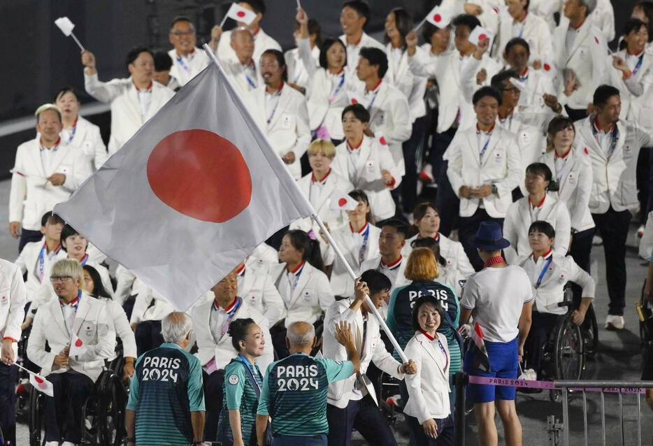 パリ・パラリンピックの開会式で、旗手の西田杏（手前右端）と石山大輝を先頭に行進する日本選手団＝28日、パリ（共同）