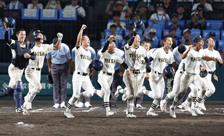 大社は93年ぶりの準々決勝進出。ミスをカバーするチーム力で報徳学園、創成館、早実と強豪私学を撃破した[写真=田中慎一郎]