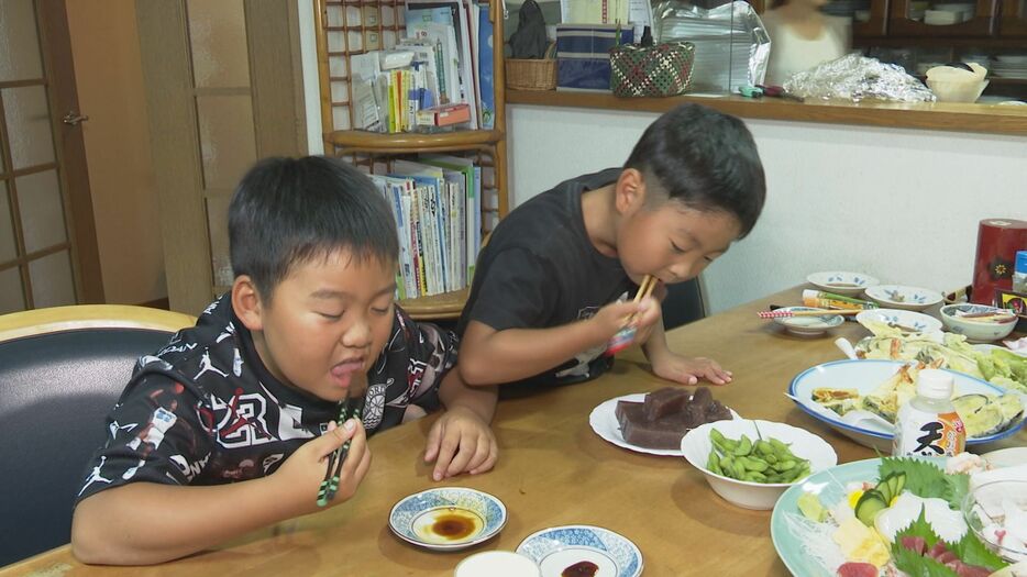 「えご」を食べる子どもたち