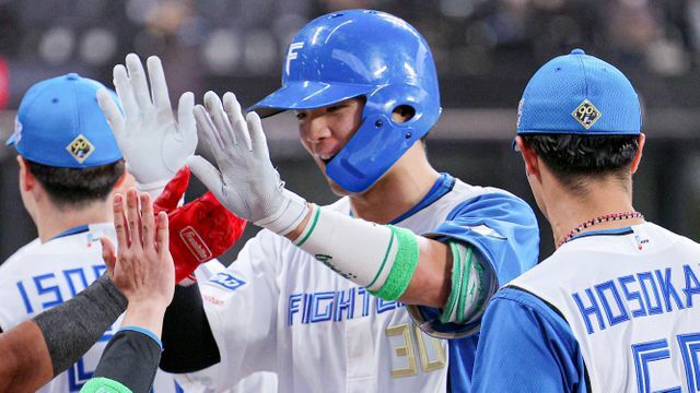 初のサヨナラ本塁打を放った郡司裕也選手(写真:時事)