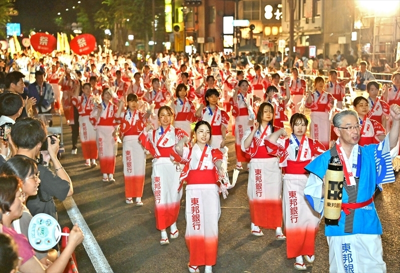 太鼓や笛に合わせ、華やかに踊り流したわらじおどり＝福島県福島市