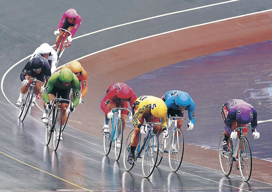 初日特選で白熱のレースを展開する選手＝富山競輪場