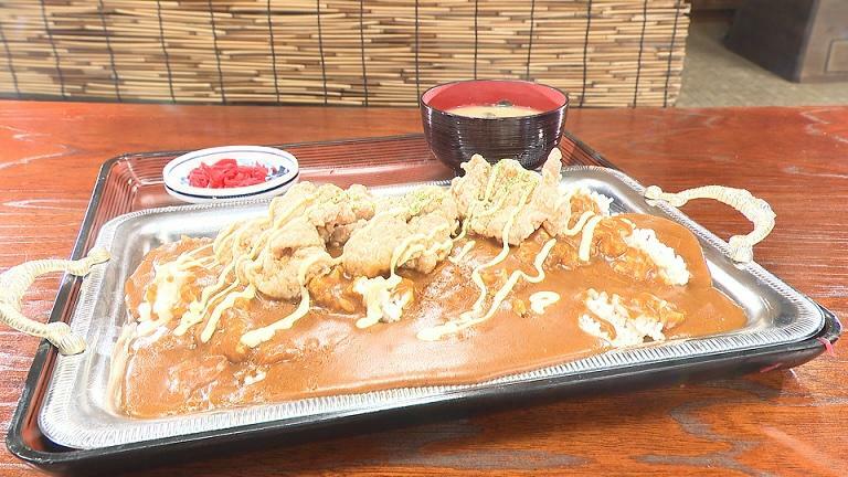 8月20日放送の「ヒューマングルメンタリー オモウマい店」に登場する「満腹唐揚げカレー」（1100円）＝中京テレビ提供