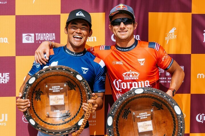 WSLのCT第９戦で優勝したコラピント（右）と準優勝の和井田（左）。写真：Matt Dunbar/World Surf League