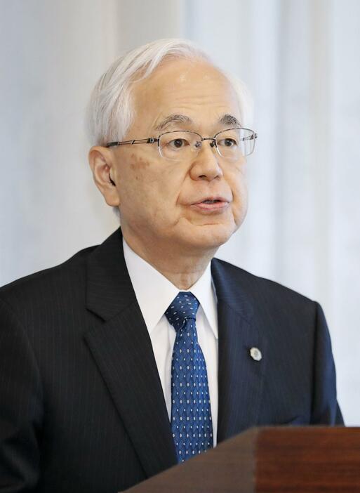 退任の記者会見をする、最高裁の戸倉三郎長官＝7日午後、最高裁