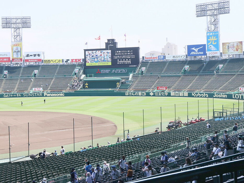 この夏の甲子園で導入された「朝夕２部制」。第１試合が終わり、球場を出る観客たち　photo by Sankei Visual