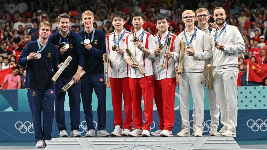 写真：左からスウェーデン代表、中国代表、フランス代表/提供：ITTF/ONDA